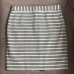 Horizontal striped pencil skirt. LOFT. Size 8